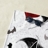 黒いこうもり翼を持つハロウィーンハート ビーチタオル (インサイチュ)