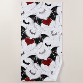 黒いこうもり翼を持つハロウィーンハート ビーチタオル (正面)