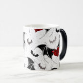 黒いこうもり翼を持つハロウィーンハート モーフィングマグカップ (正面右)