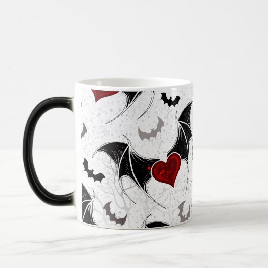 黒いこうもり翼を持つハロウィーンハート モーフィングマグカップ (左)