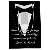 黒いちょうネクタイのタキシード ミディアムペーパーバッグ (裏面)