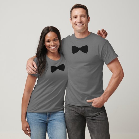 黒いちょうネクタイ Tシャツ (ユニセックス)