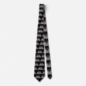 黒いふわふわの雄鶏, ネクタイ (正面)