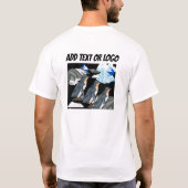 黒いアイシーの背景に南極ペンギンがパレード Tシャツ (裏面)