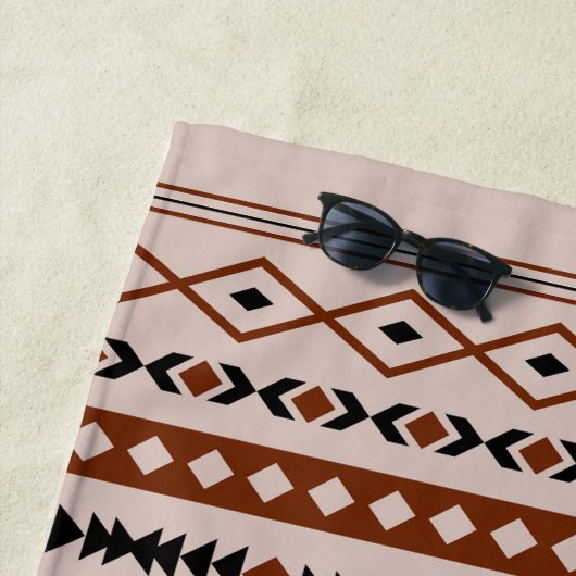 黒いアステカブラウンズトープ混合モチーフ模様 ビーチタオル (インサイチュ)