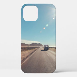 黒いアスファルト道路の車 iPhone 12ケース