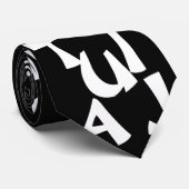 黒いアルファベットのタイの白 ネクタイ (ロール)