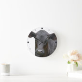 黒いアンガスの子牛動物の写真 ラウンド壁時計 (ホーム)