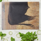 黒いアンガスの牛が牛群と放牧 キッチンタオル (折り畳み)