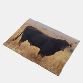 黒いアンガスの牛が牛群と放牧 ドアマット (アングル)