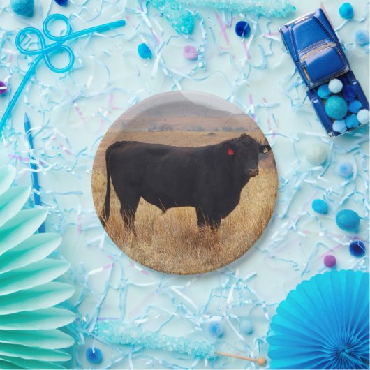 黒いアンガスの牛が牛群と放牧 ペーパープレート (パーティー)