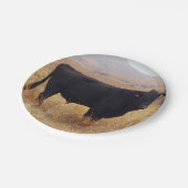 黒いアンガスの牛が牛群と放牧 ペーパープレート (アングル)