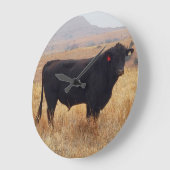 黒いアンガスの牛が牛群と放牧 ラージ壁時計 (傾斜)