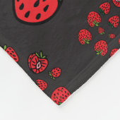 黒いイチゴの花 フリースブランケット (角)