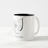黒いイニシャルと名結婚前 ツートーンマグカップ (正面右)