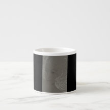 黒いエスプレッソのマグの天使のポートレート