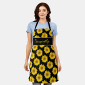 黒いエプロンに付いた黄色パーソナライズされたのひまわり エプロン (着用した状態)