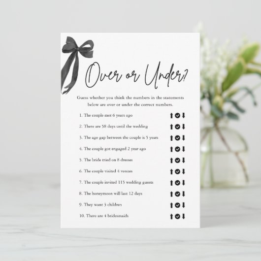 黒いエレガント弓の上または下ブライダルシャワーゲーム 招待状 (スタンド正面)