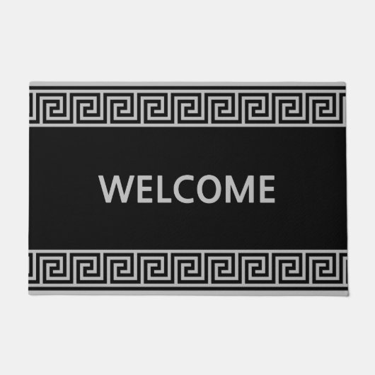 黒いエレガント書式の灰色のギリシャのパターン ドアマット (正面)