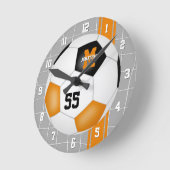 黒いオレンジ色のチーム色のサッカーストライプ選手 ラウンド壁時計 (傾斜)