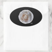 黒いオーバルステッカーに白いバラ 楕円形シール (バッグ)