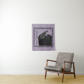 黒いカラスの華美頭縁ど縁どを紫に タペストリー (インサイチュ)