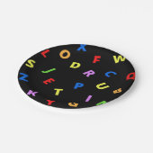 黒いカラフル背景のアルファベット ペーパープレート (アングル)