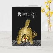 黒いカードの上のお祝い猫の底 カード (黄色い花)