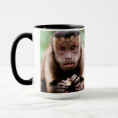 黒いキャップのカプチンモンキーのクローズアップ マグカップ (左)