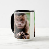 黒いキャップのカプチンモンキーのクローズアップ マグカップ (正面左)