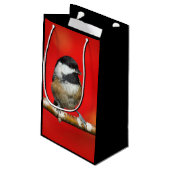 黒いキャップの《鳥》アメリカゴガラの秋の赤の背景 スモールペーパーバッグ (裏面アングル)