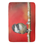 黒いキャップの《鳥》アメリカゴガラの秋の赤の背景 バスマット (正面縦)