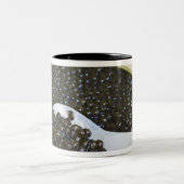 黒いキャビアと真珠の母親のスプーン ツートーンマグカップ (中央)
