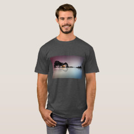 黒いギターの日没水反射の灰色のTシャツ Tシャツ