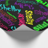 黒いギフト用包装紙ネオン色の名前のコラージュ ラッピングペーパー (コーナー)