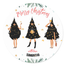 黒いクリスマスツリーを着た女性