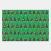 黒いクリスマスツリーを着た女性 ラッピングペーパーシート (正面3)