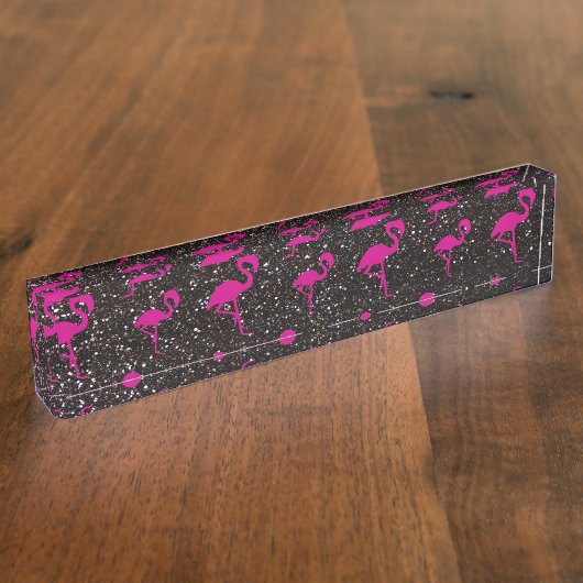 黒いグリッターのピンクのフラミンゴ デスクネームプレート (側面)