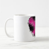 黒いグリッタードットのハートクロスにショックピンク コーヒーマグカップ (左)