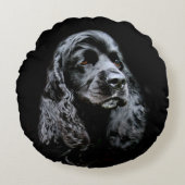黒いコッカースパニエルの顔 ラウンドクッション (正面)