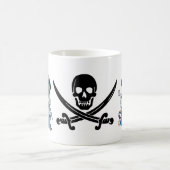 黒いコルセアのスカルが剣を交差した コーヒーマグカップ (中央)