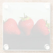 黒いコースタクナの上に白のイチゴ ガラスコースター (裏面)