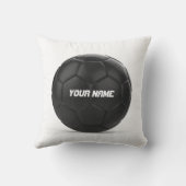 黒いサッカーボールのパーソナライズな文字 クッション (裏面)