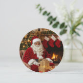 黒いサンタが暖炉の前に座るホリデーカード シーズンカード (スタンド正面)