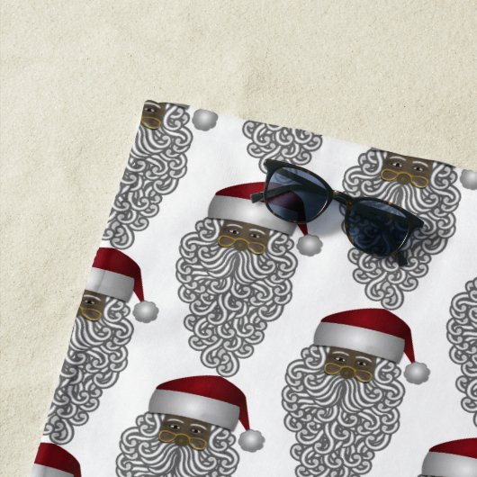 黒いサンタクロースのクリスマスの休日 ビーチタオル (インサイチュ)