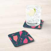 黒いサーフェス上のピンクの花びら飲料用コースター コースター (右側)