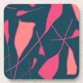 黒いサーフェス上のピンクの花びら飲料用コースター コースター (正面)