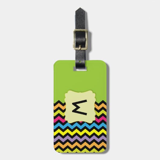 黒いシェブロン及び明るい色のモノグラム ラゲッジタグ (正面縦)