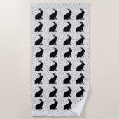 黒いシルエットでウサギを座る水玉模様 ビーチタオル (正面)