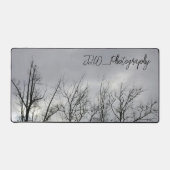 黒いシルエットのブランチ灰色のスカイフォト デスクマット (正面)